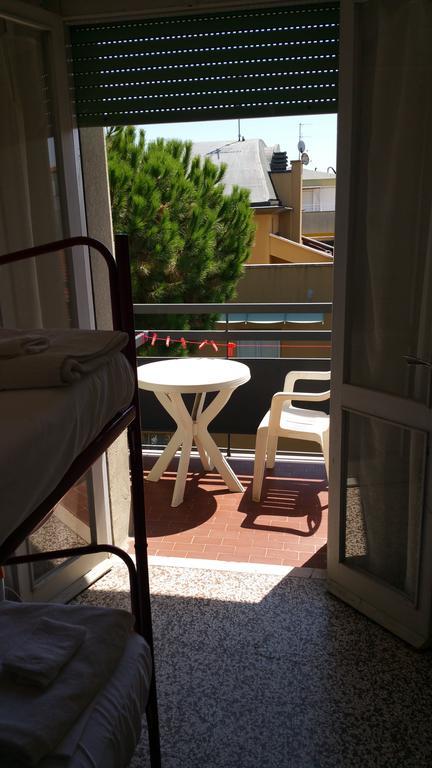 Fiorina Bed&Breakfast - Colazione Fino A Mezzogiorno - Beach Village Gratuito - Aquafan25 Oltremare20 Riccione Bagian luar foto