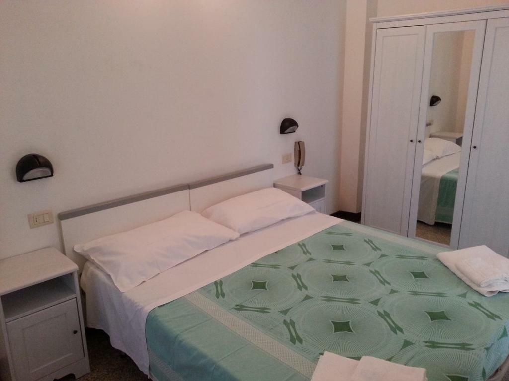 Fiorina Bed&Breakfast - Colazione Fino A Mezzogiorno - Beach Village Gratuito - Aquafan25 Oltremare20 Riccione Bagian luar foto